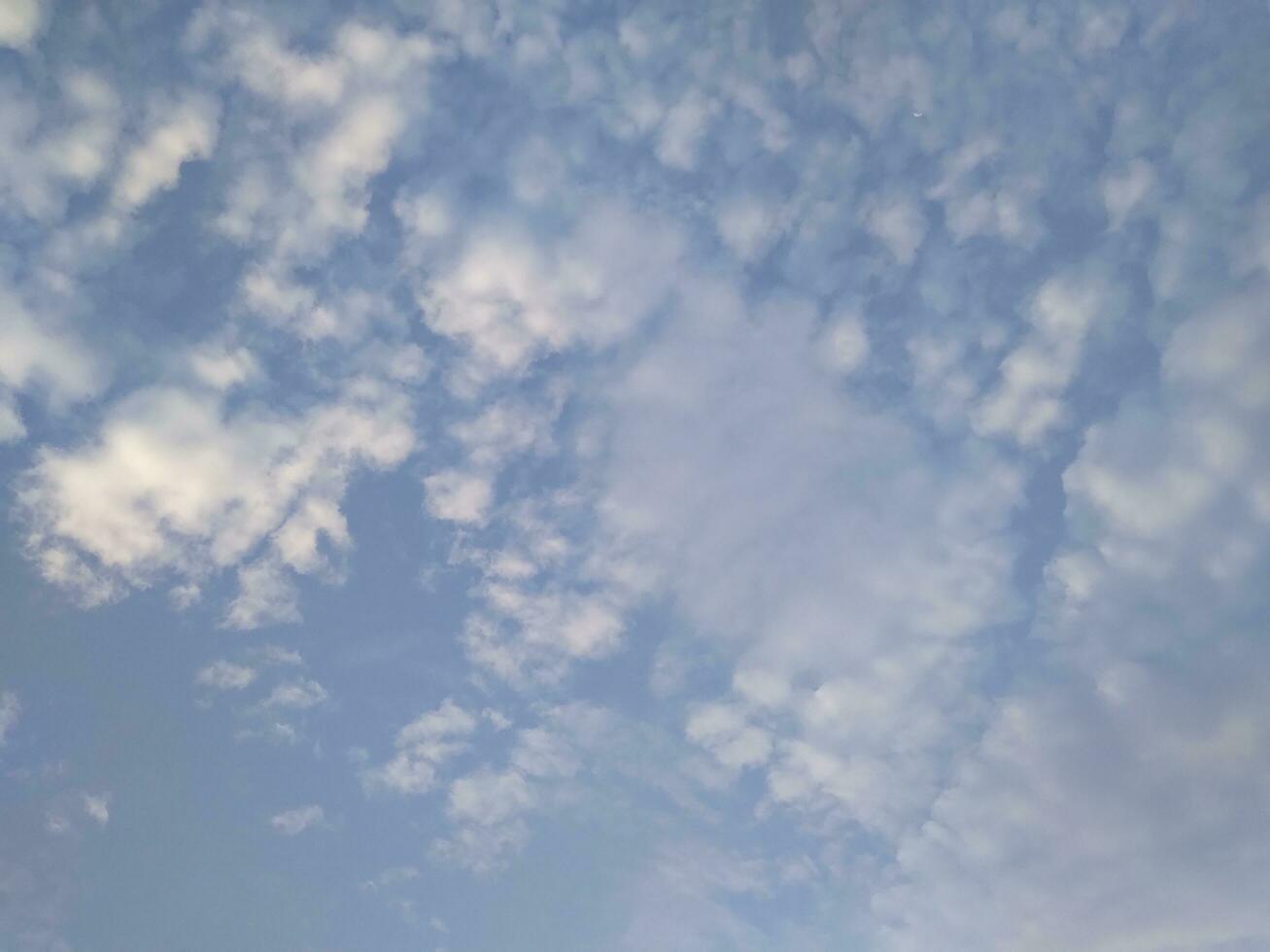 fondo de cielo azul con nubes foto