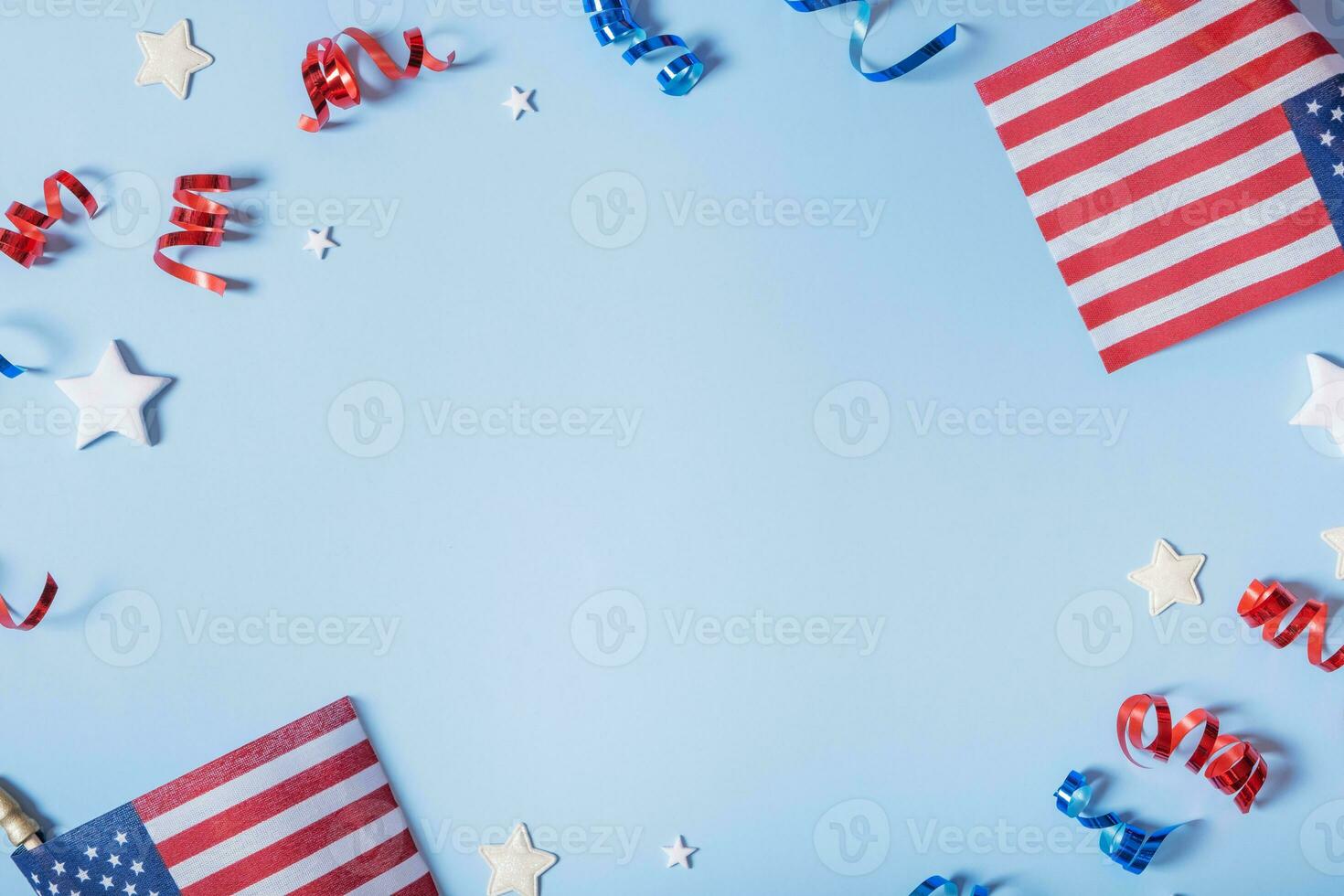 Estados Unidos independencia día concepto. Estados Unidos banderas y rojo y azul espirales y blanco estrellas parte superior vista, plano laico en azul antecedentes con Copiar espacio foto