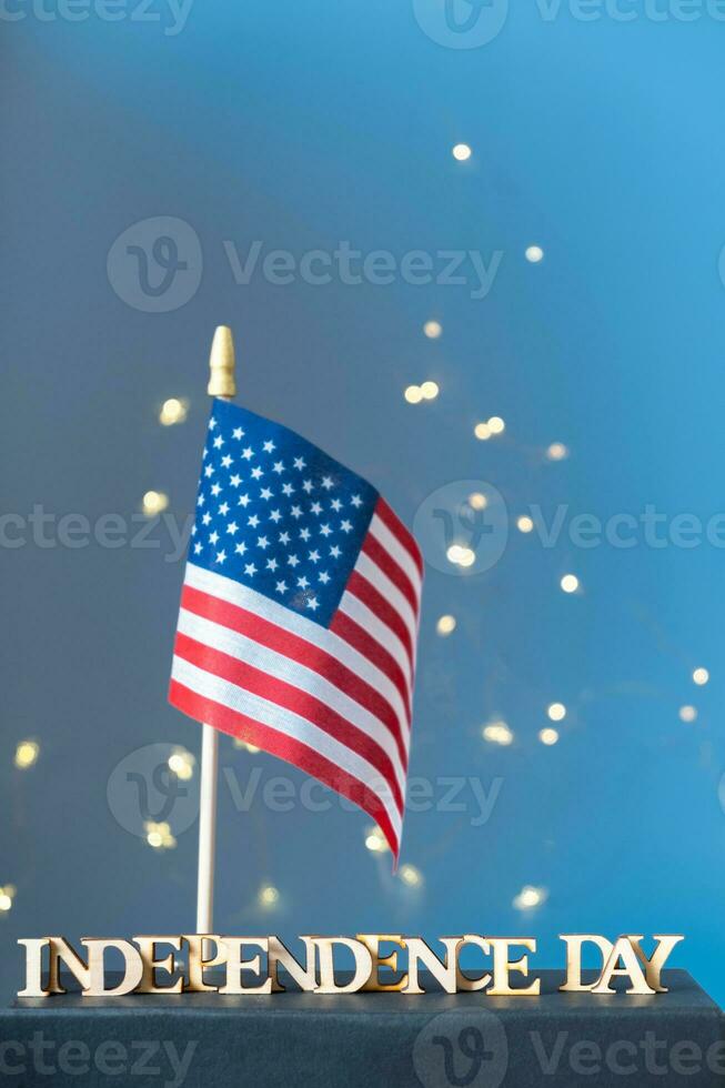 independencia día texto con Estados Unidos bandera y bokeh en azul antecedentes foto