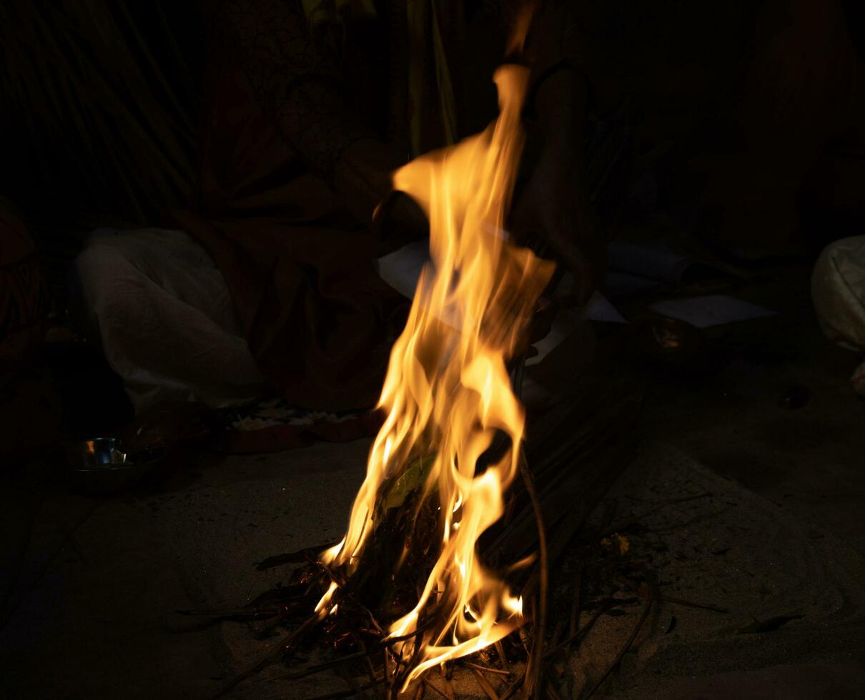 enorme hoguera fuego a noche tiempo. hermosa fuego en un oscuro antecedentes. hoguera con brillante naranja fuego cerca arriba disparo. hermosa hoguera fuego con destellos cámping y Relajado hogar concepto. foto