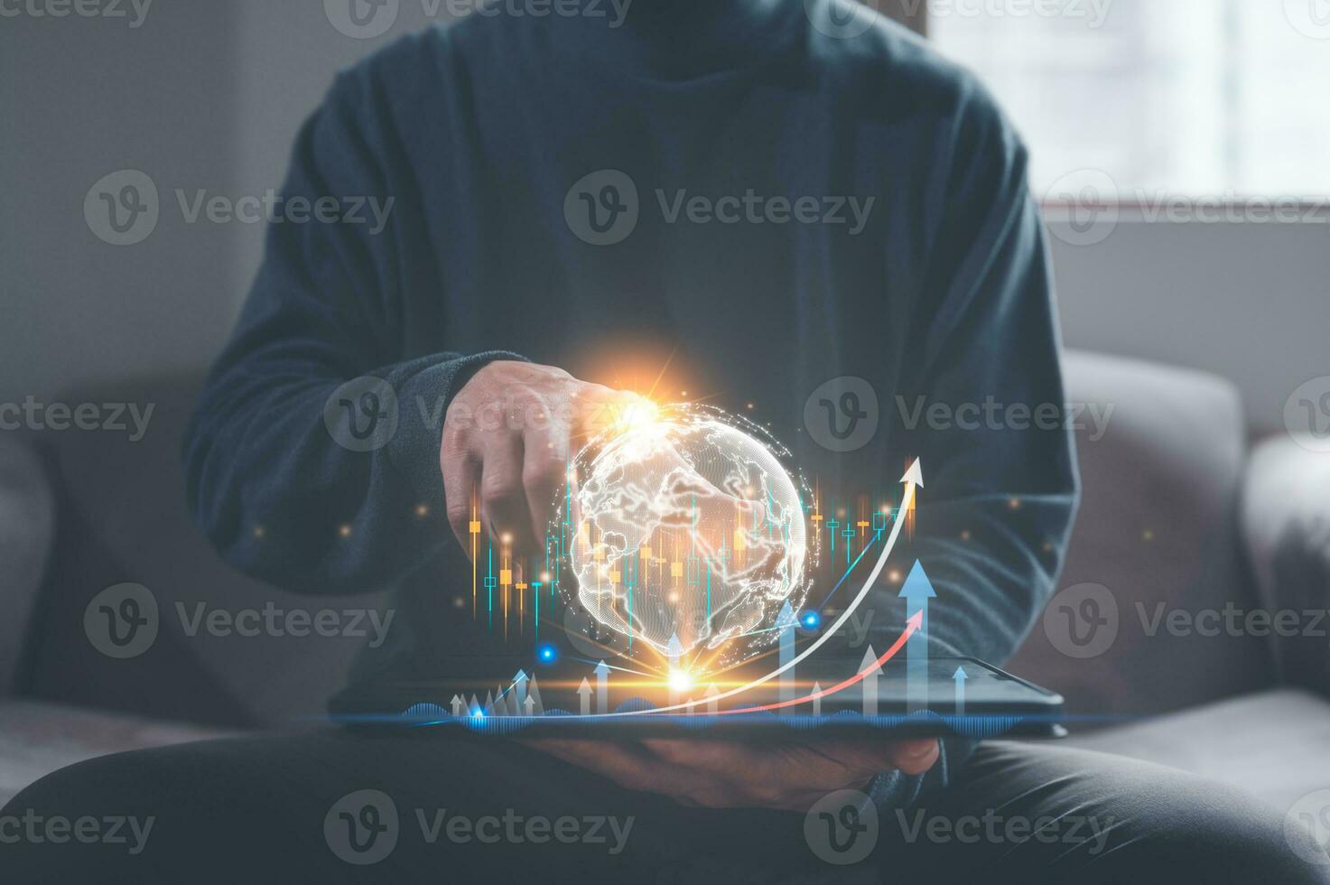 inversión financiero global economía concepto, empresario utilizando teléfono inteligente analizando virtual glob y comercio grafico, valores mercado comercio, en línea negocio foto