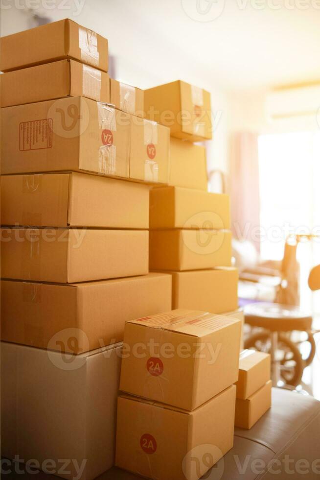 The parcel boxes that are stacked on top of each other are parcel boxes that are ready to be shipped to the shipping company to be taken into the system and forwarded to the customer. photo