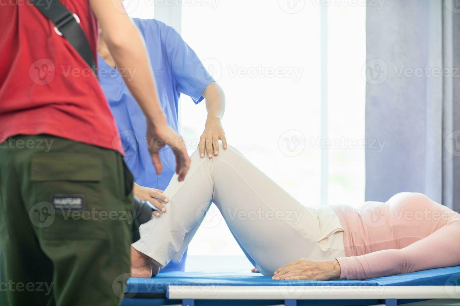 físico terapeutas son Ayudar mayor personas a tomar cuidado de sí mismos después un largo período de recuperación y ellos necesitar regular físico terapia a ayuda su cuerpos recuperar. físico terapia concepto foto