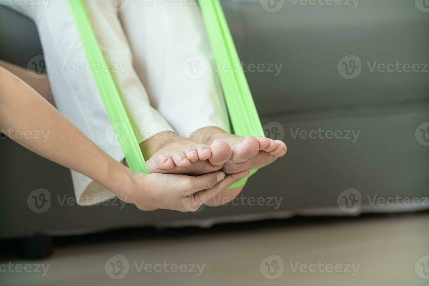 físico terapeutas son Ayudar mayor personas a tomar cuidado de sí mismos después un largo período de recuperación y ellos necesitar regular físico terapia a ayuda su cuerpos recuperar. físico terapia concepto foto