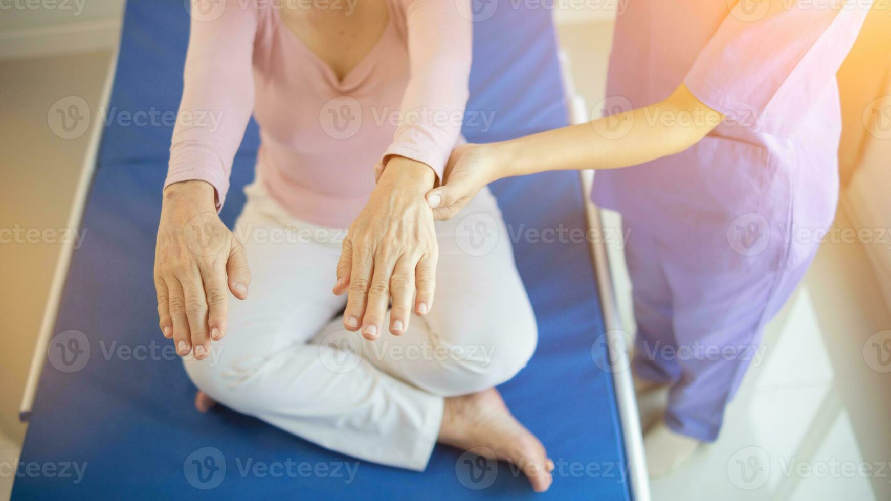 físico terapeutas son Ayudar mayor personas a tomar cuidado de sí mismos después un largo período de recuperación y ellos necesitar regular físico terapia a ayuda su cuerpos recuperar. físico terapia concepto foto