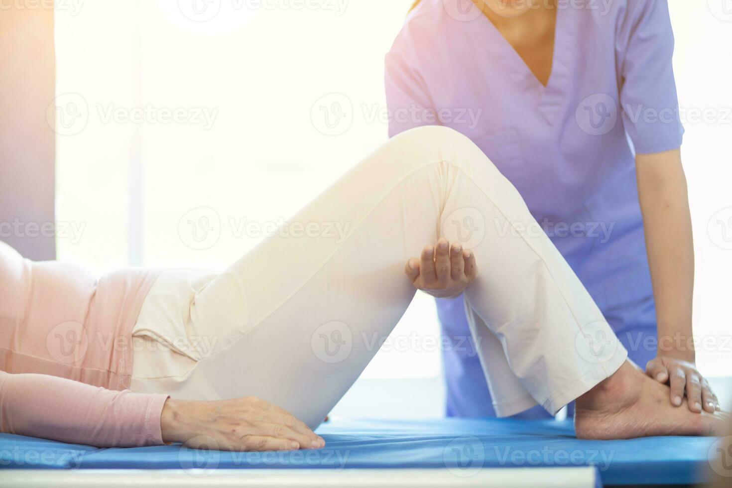 físico terapeutas son Ayudar mayor personas a tomar cuidado de sí mismos después un largo período de recuperación y ellos necesitar regular físico terapia a ayuda su cuerpos recuperar. físico terapia concepto foto