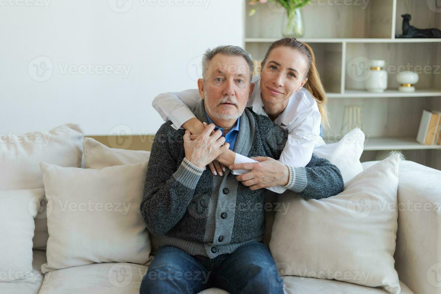 contento familia. cuidando crecido arriba hija abrazando amoroso más viejo hombre padre. joven mujer abrazando papá abuelo disfrutando dulce vinculación familia generaciones juntos a hogar. familia momento amor y cuidado. foto