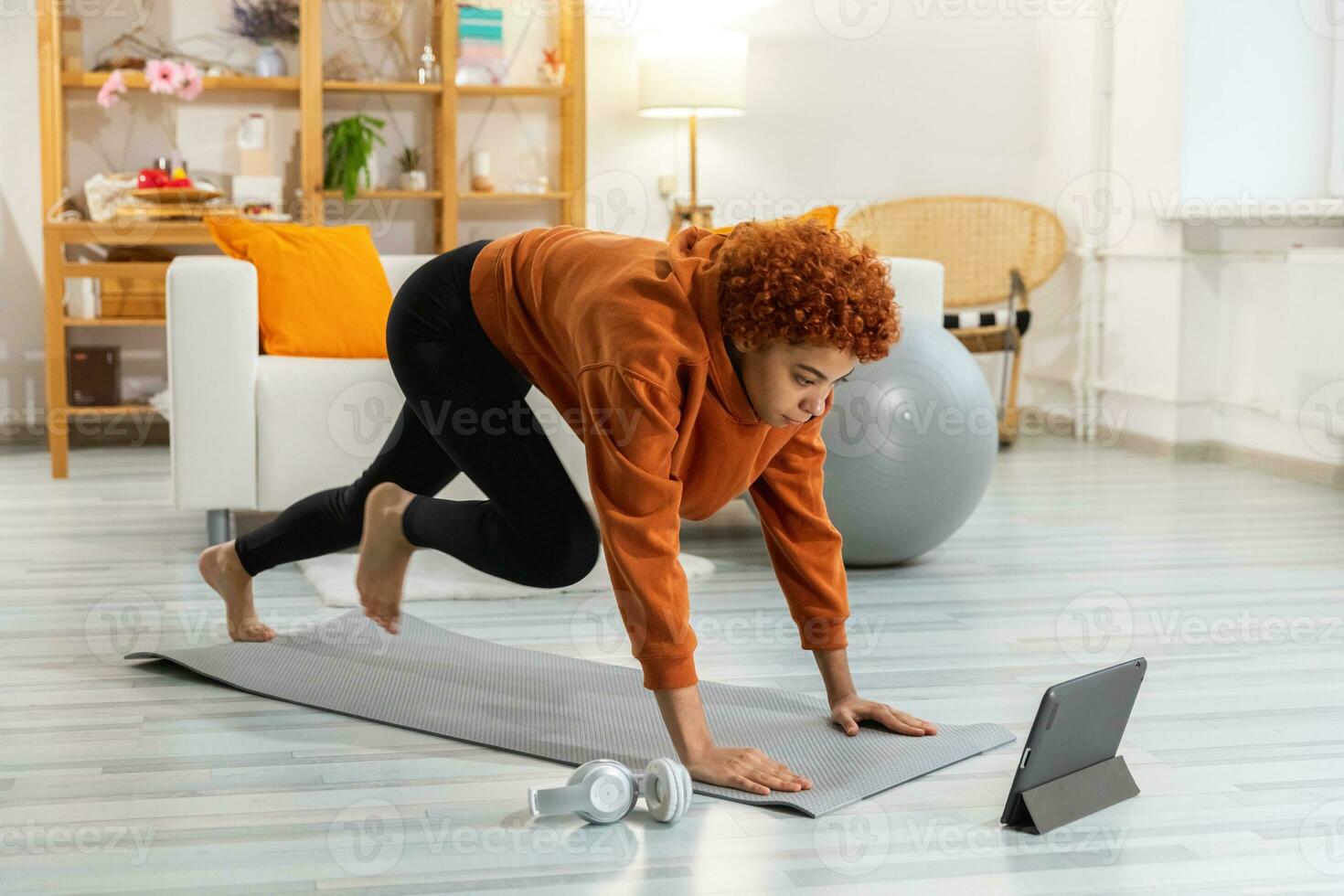 aptitud rutina de ejercicio capacitación. joven sano ajuste africano niña haciendo Deportes ejercicio en yoga estera en piso a hogar. atlético mujer en ropa de deporte tener formación rutina de ejercicio para peso pérdida. deporte y aptitud física. foto