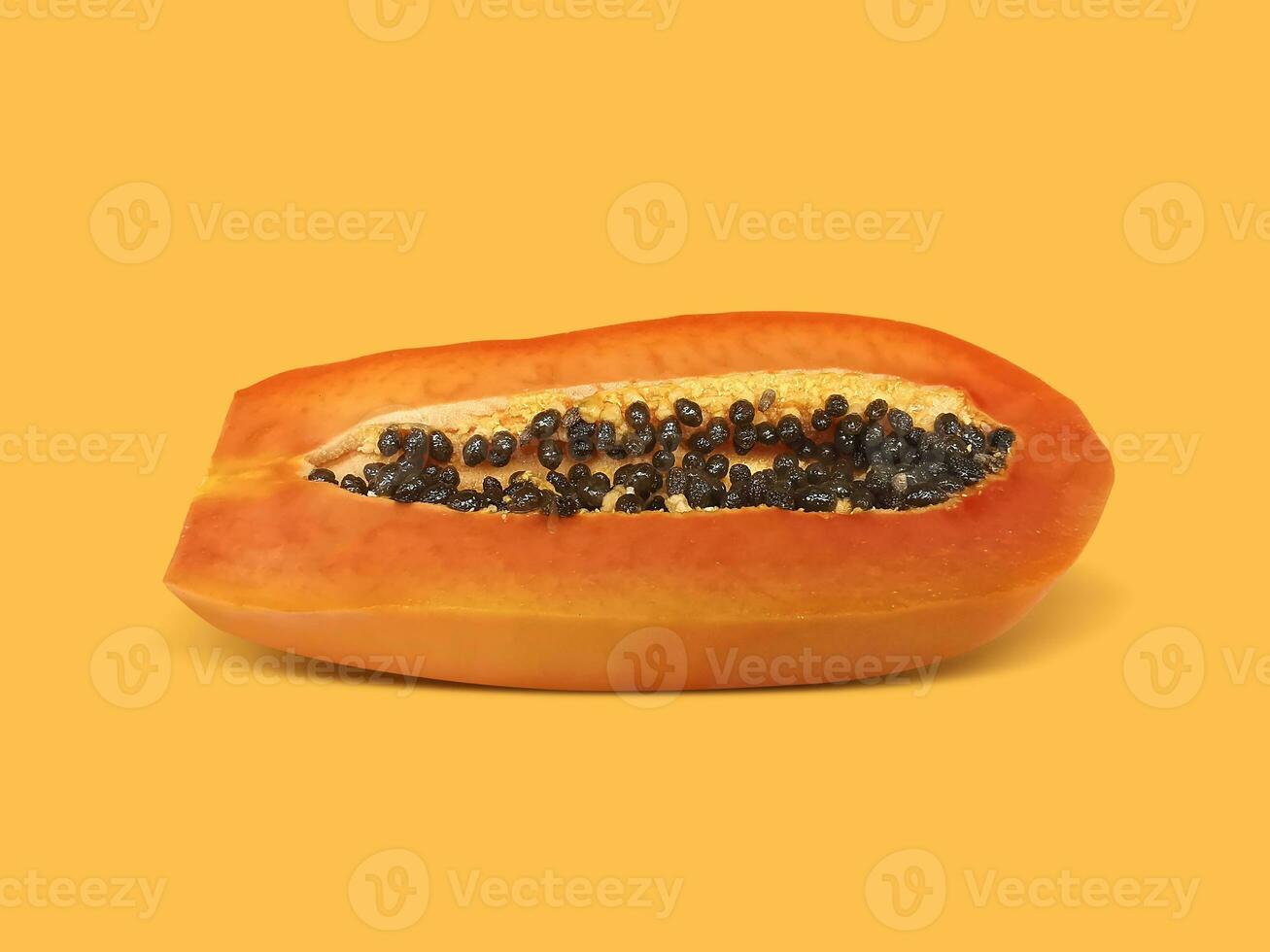 medio de maduro papaya Fruta con semillas en un color antecedentes. apetitoso tropical Fruta foto