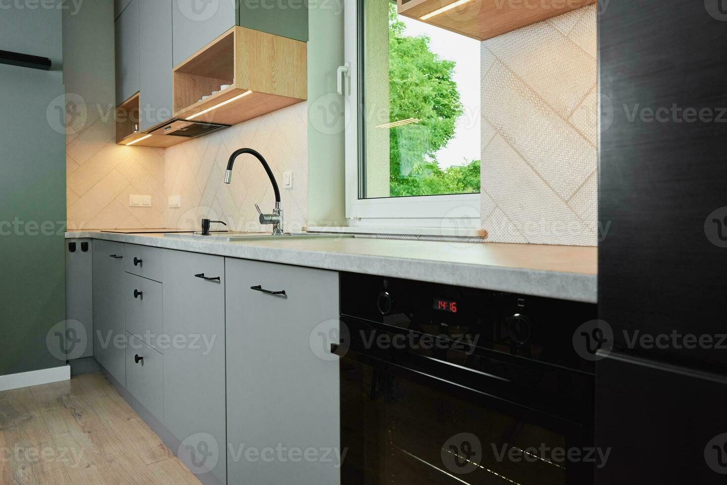 moderno cocina interior con armarios y vacío encimera foto