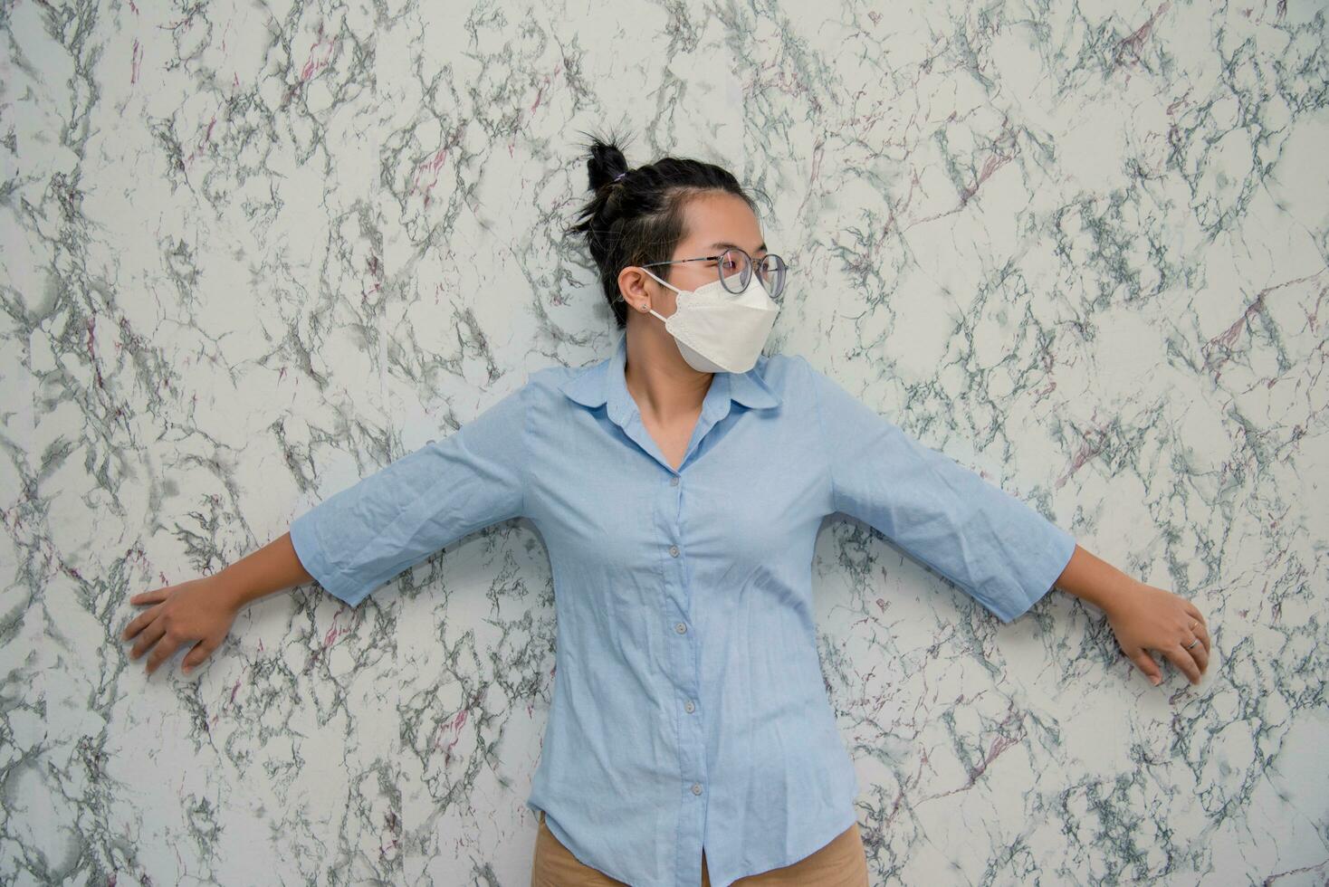 elegante mujer Hombre vistiendo un boca proteccion a evitar consiguiendo enfermo a trabajo o en el camino a trabajo aislado en blanco fondo, pandemia y social distanciamiento concepto.covid-19 foto