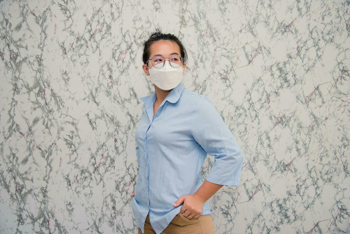 elegante mujer Hombre vistiendo un boca proteccion a evitar consiguiendo enfermo a trabajo o en el camino a trabajo aislado en blanco fondo, pandemia y social distanciamiento concepto.covid-19 foto