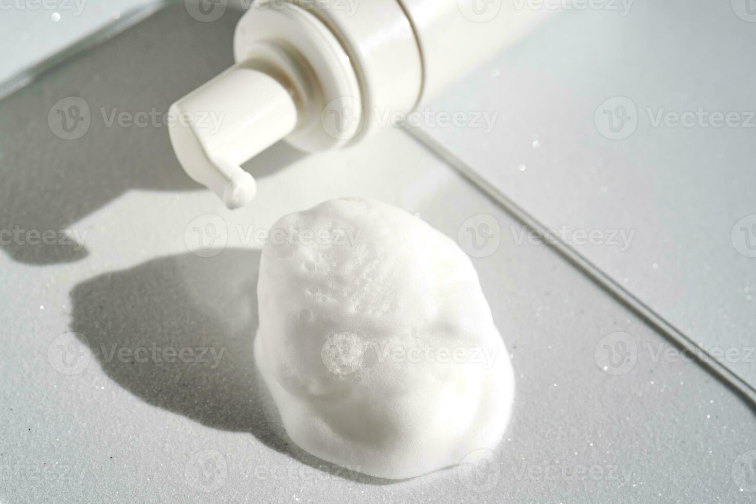 foto de el textura de cosmético espuma con un botella.