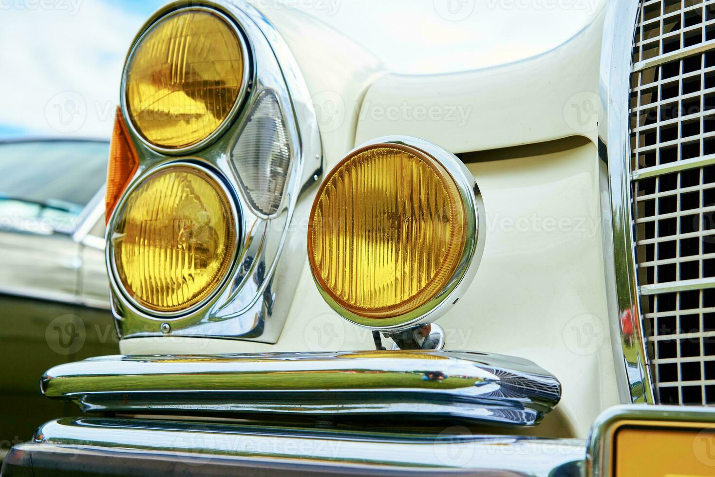 Classic american car tail light hi-res stock photography and images - Alamy