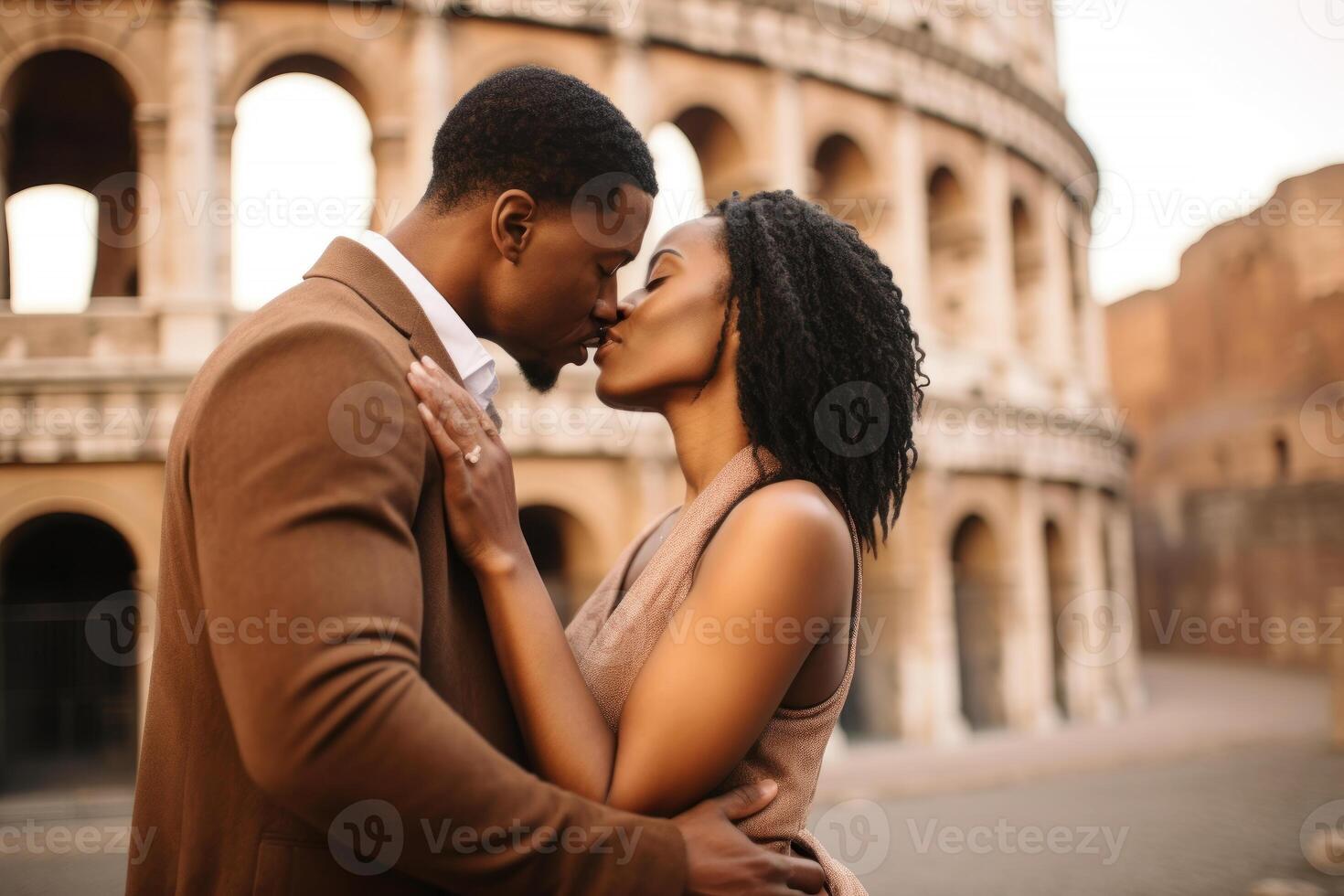 africano americano Pareja besos en contra coliseo, Roma, Italia. turistas en amar, visitando italiano famoso puntos de referencia generativo ai. foto