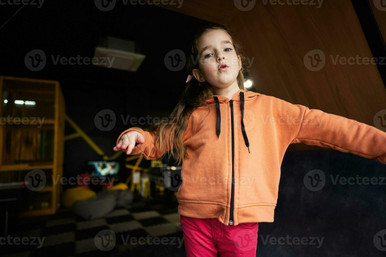 linda preescolar niña jugando a niños jugar centro. foto