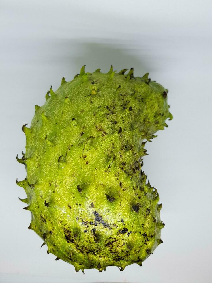 guanábana o verde manzana en un blanco antecedentes. guanábana foto