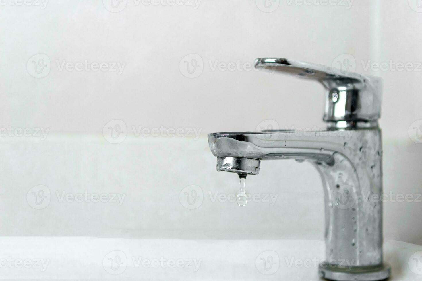 faucet dripping water not  turn off the water photo