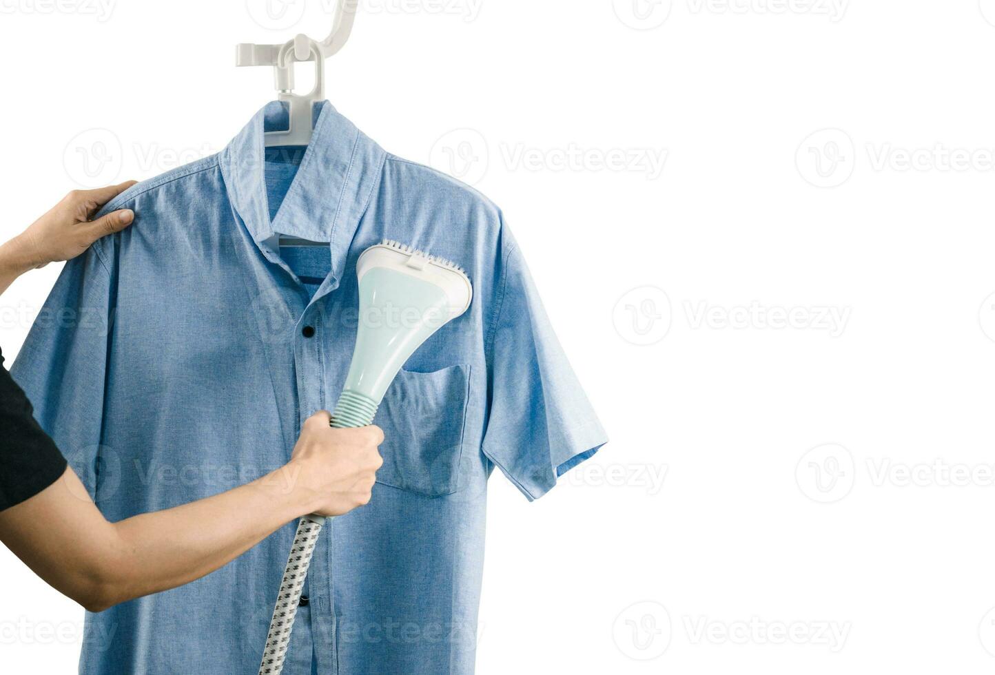 un mujer planchado ropa con vapor hierro un mujer planchado ropa con vapor hierro blanco antecedentes foto