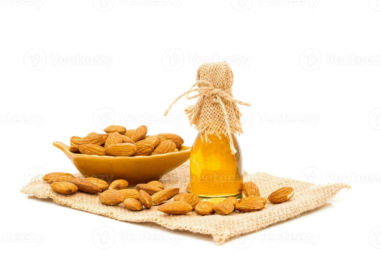miel tarro y Almendras en un blanco antecedentes foto