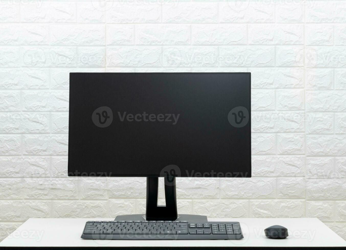 computadora, teclado y ratón en el escritorio foto