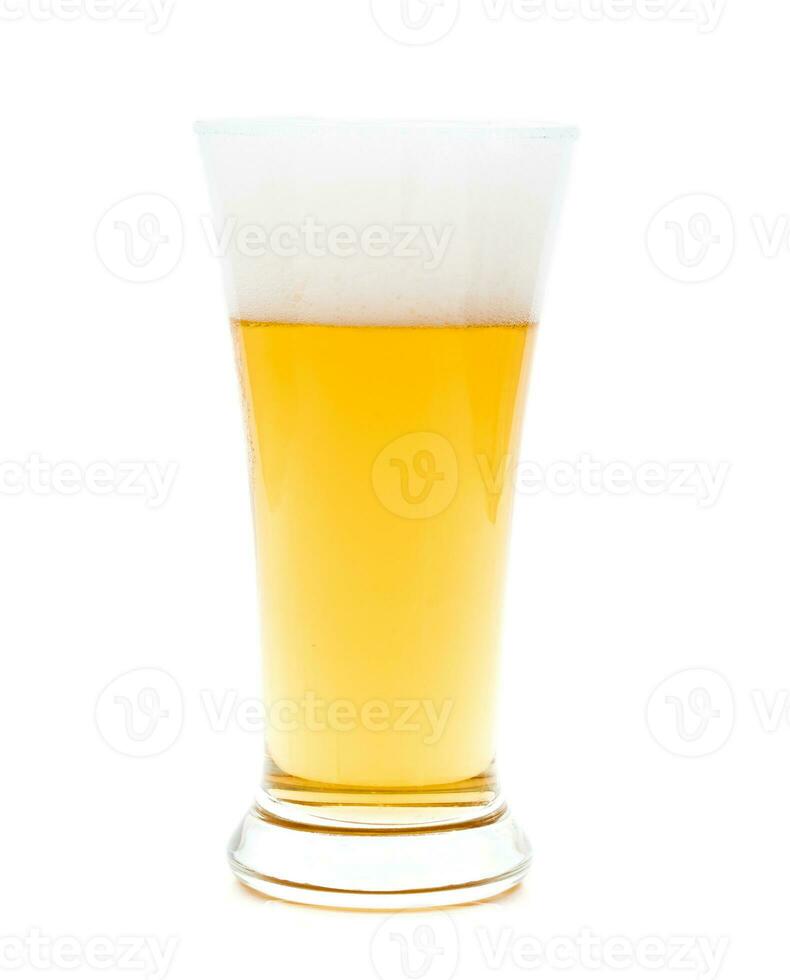 cerveza en un vaso en blanco antecedentes foto