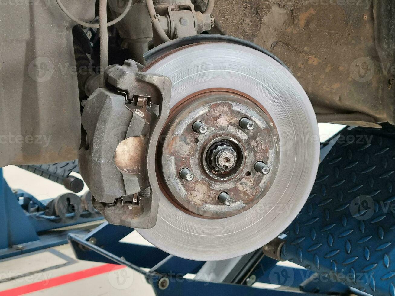 maintenance of a car's braking system disc brakes photo
