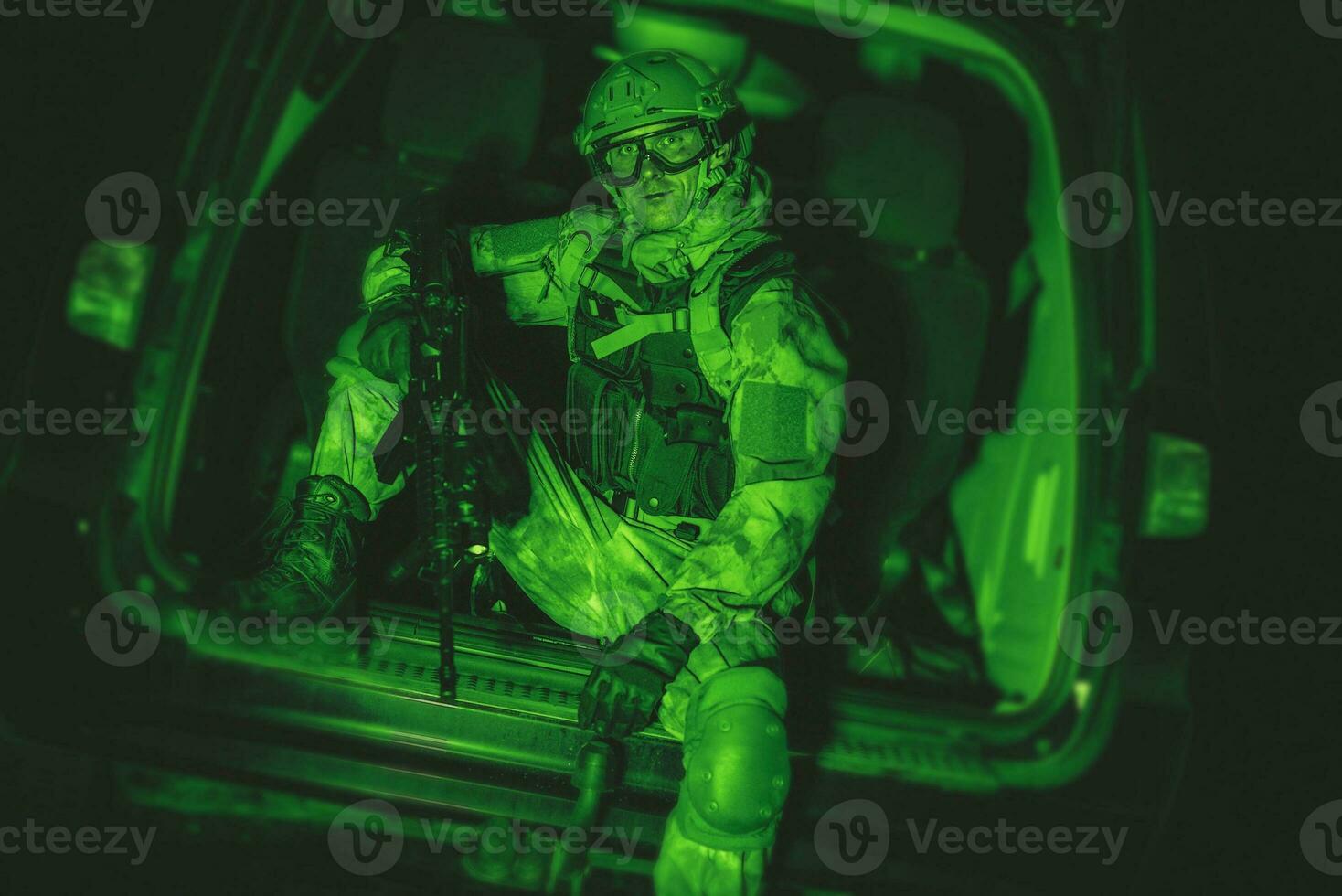 soldado en camioneta noche visión foto