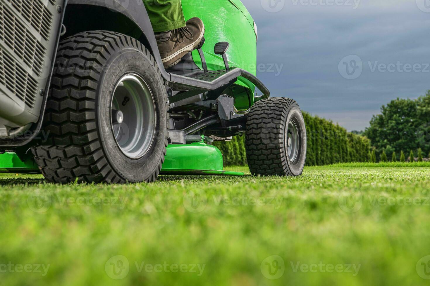 Outdoor Power Equipment Riding Lawn Mower Tractor photo