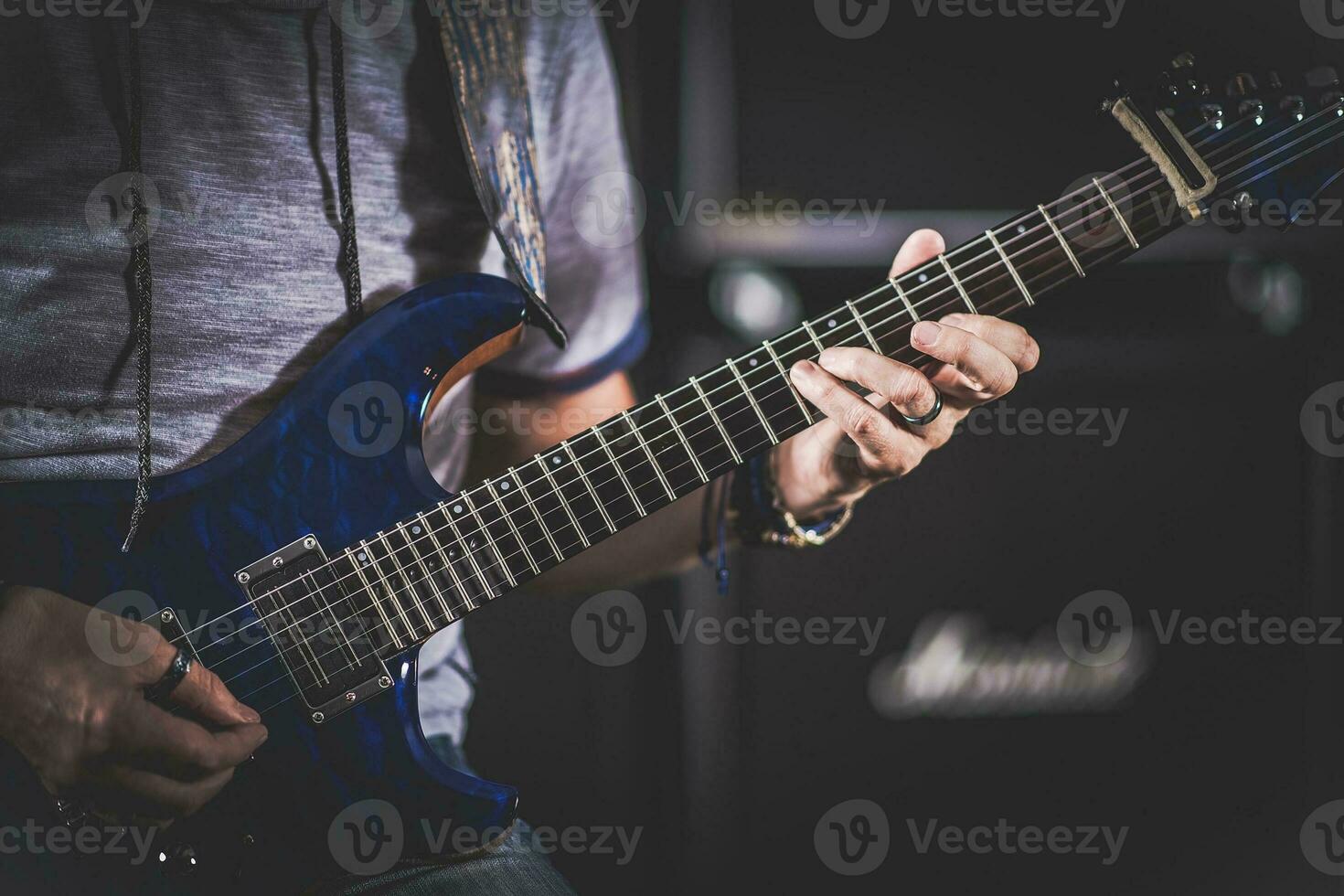 caucásico eléctrico guitarrista foto