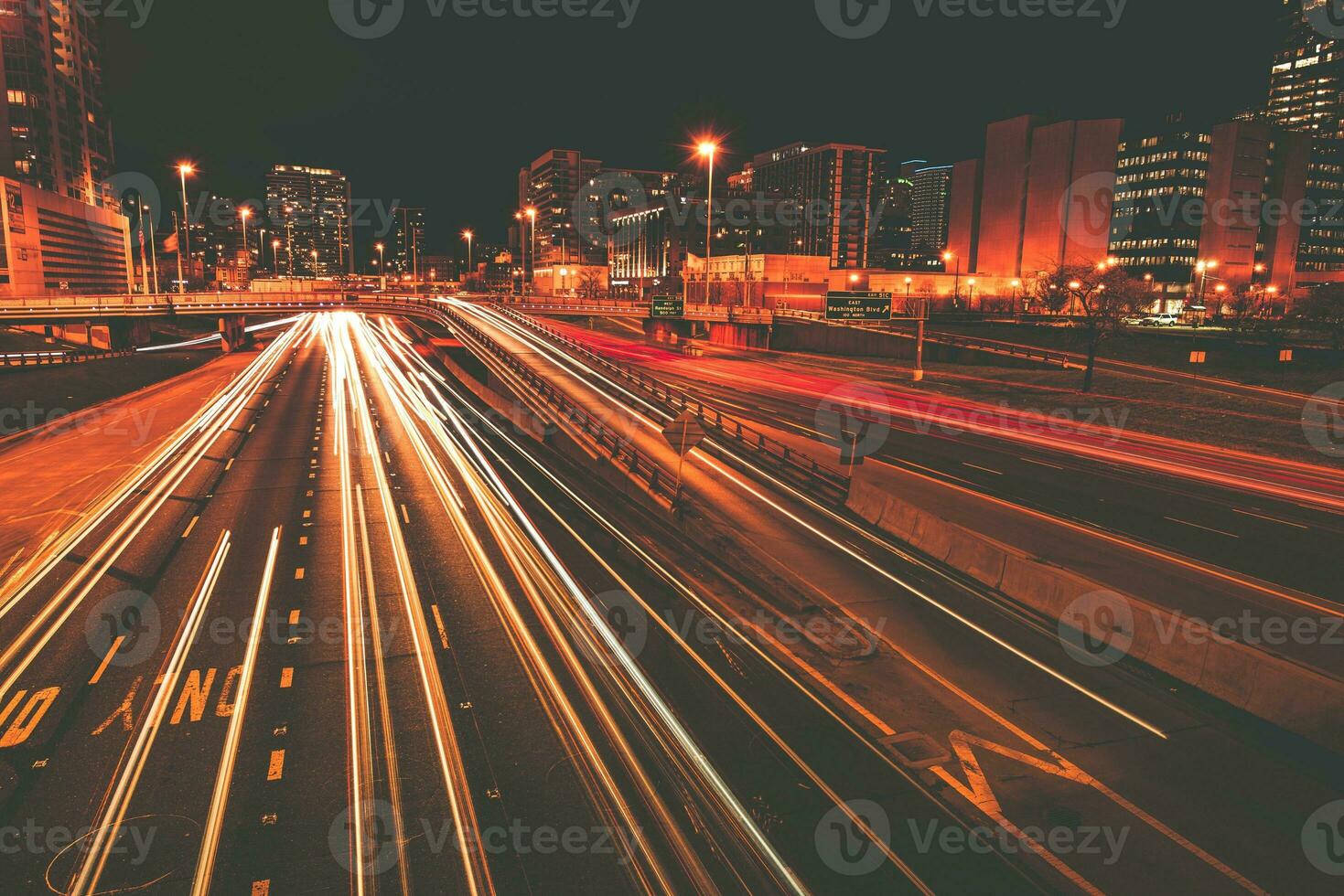 tráfico en movimiento a noche foto