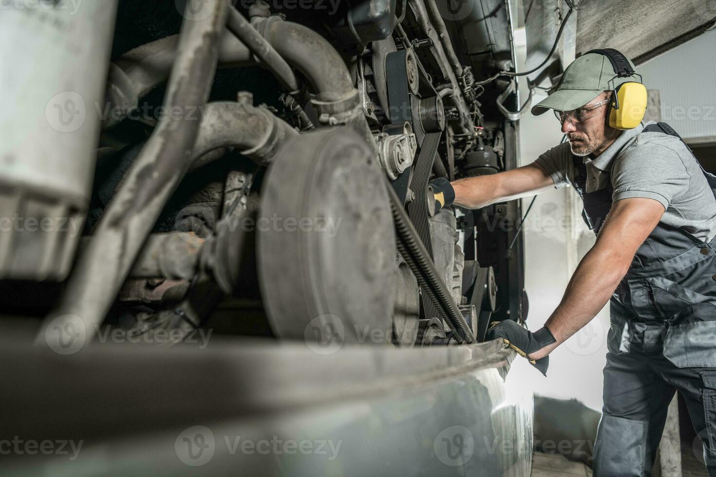 mecánico haciendo un salud cheque de el entrenador motor foto