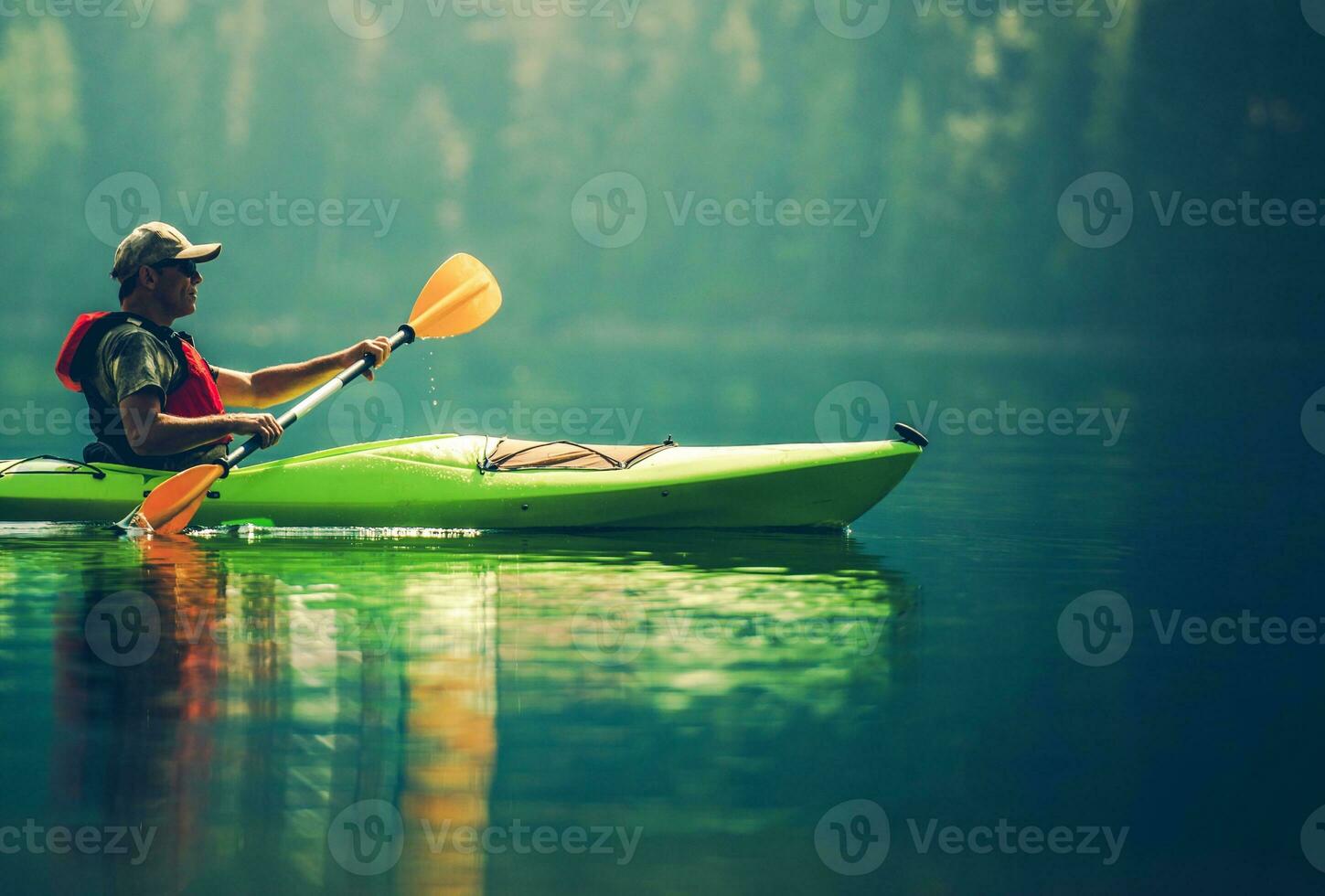 mayor kayakista en el lago foto