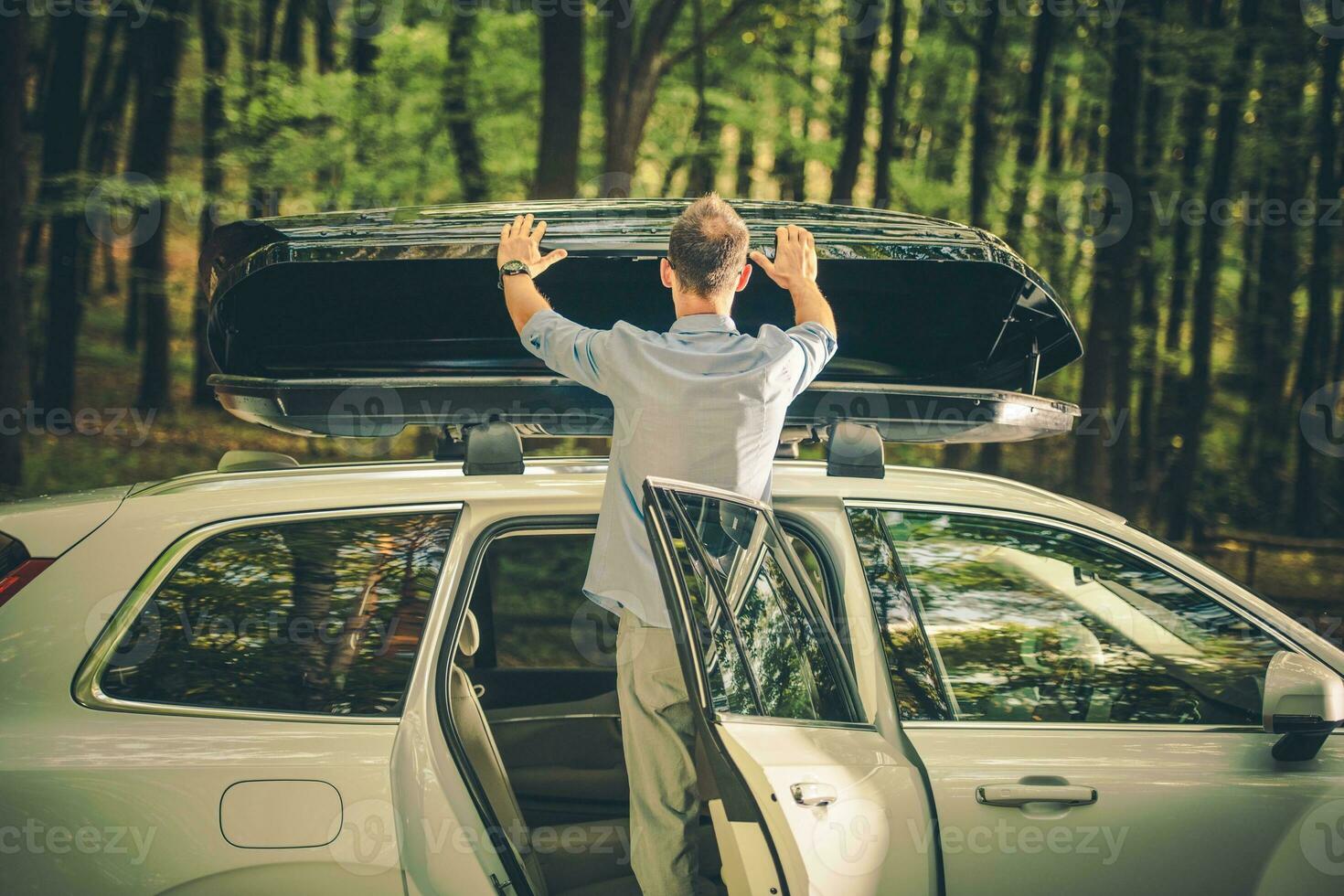 Installing Car Roof Cargo photo