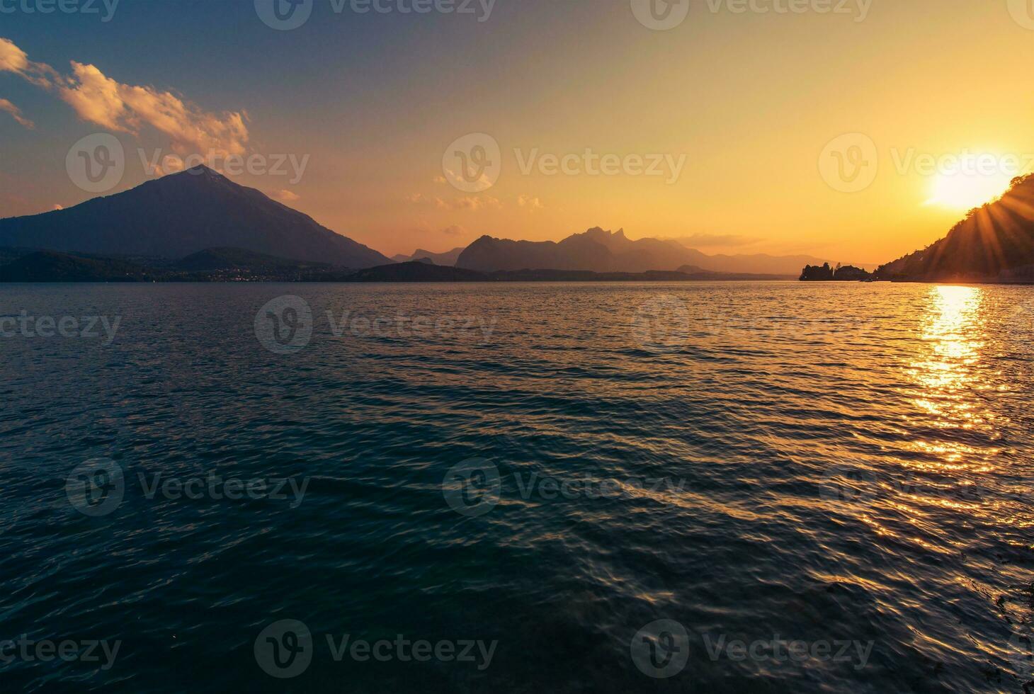 calma lago thun puesta de sol foto