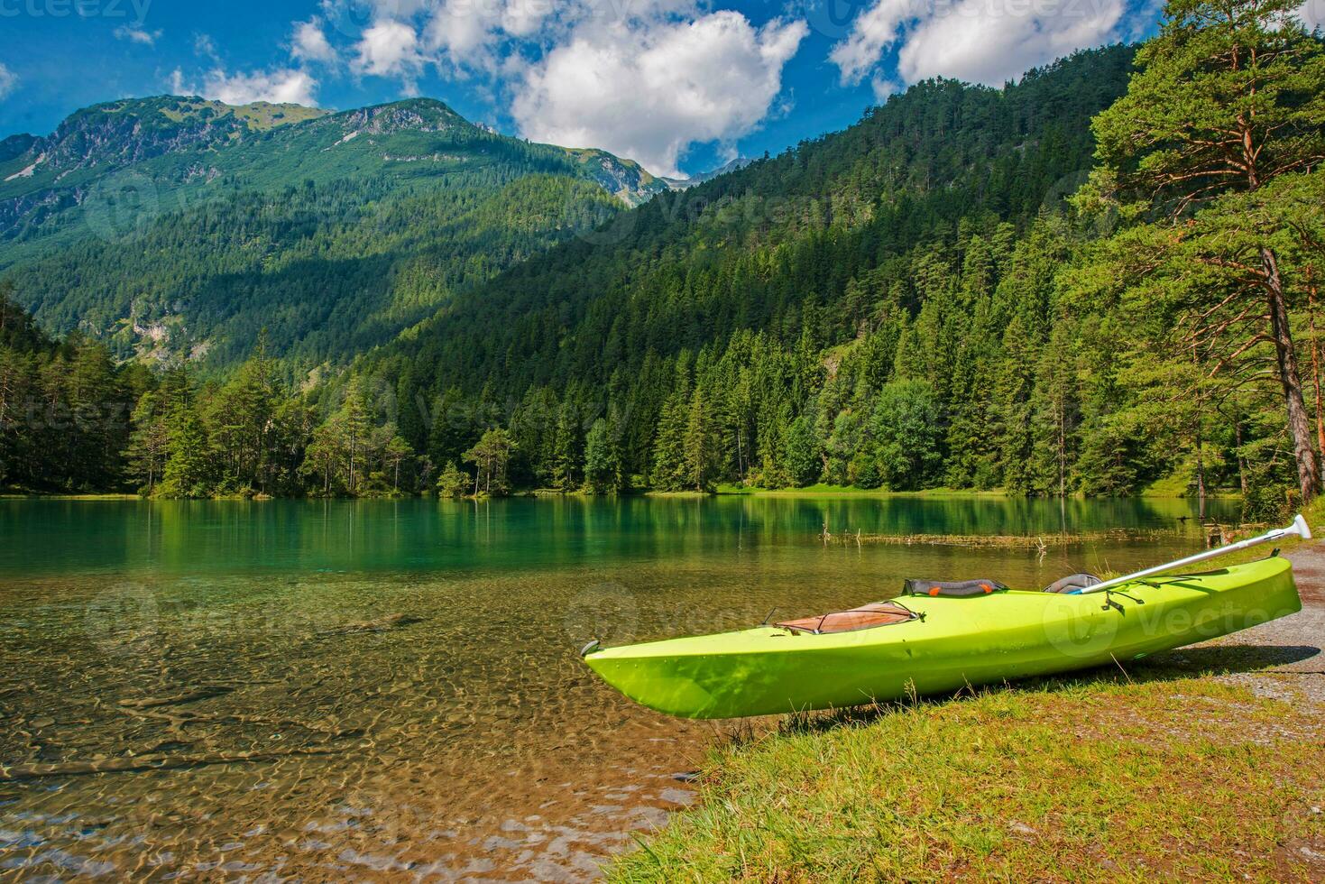 escénico bávaro lago kayak durante verano temporada foto