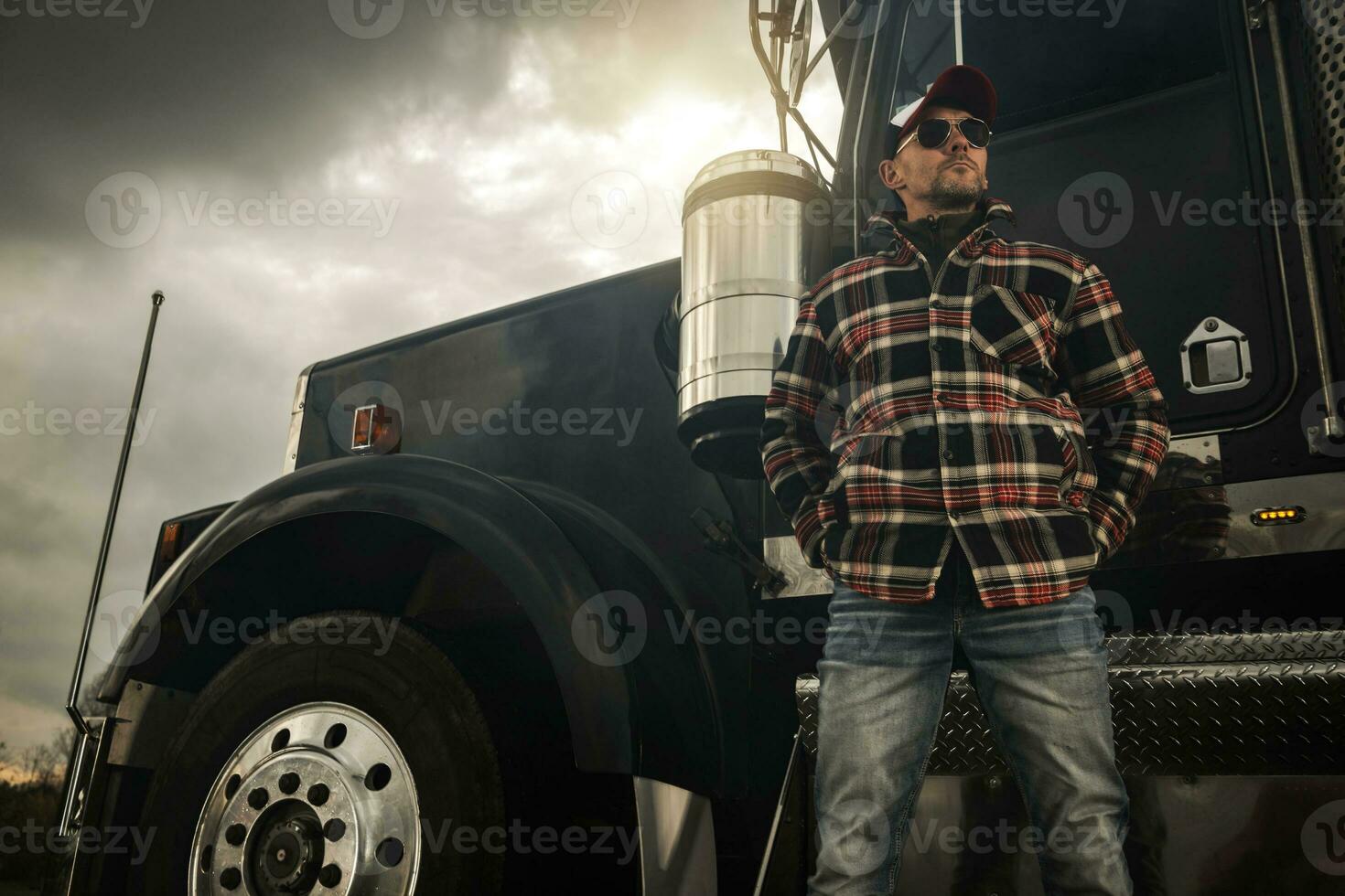 comercial semi camión conductor en frente de su vehículo foto