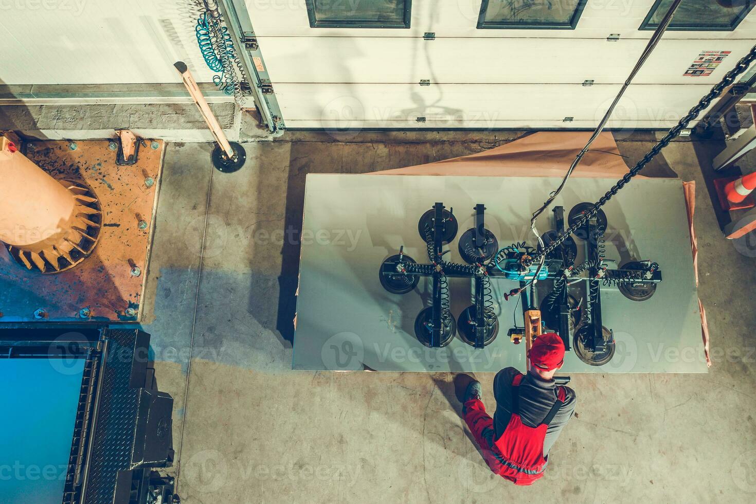 comercial vacío levantamiento máquina operador a trabajo foto