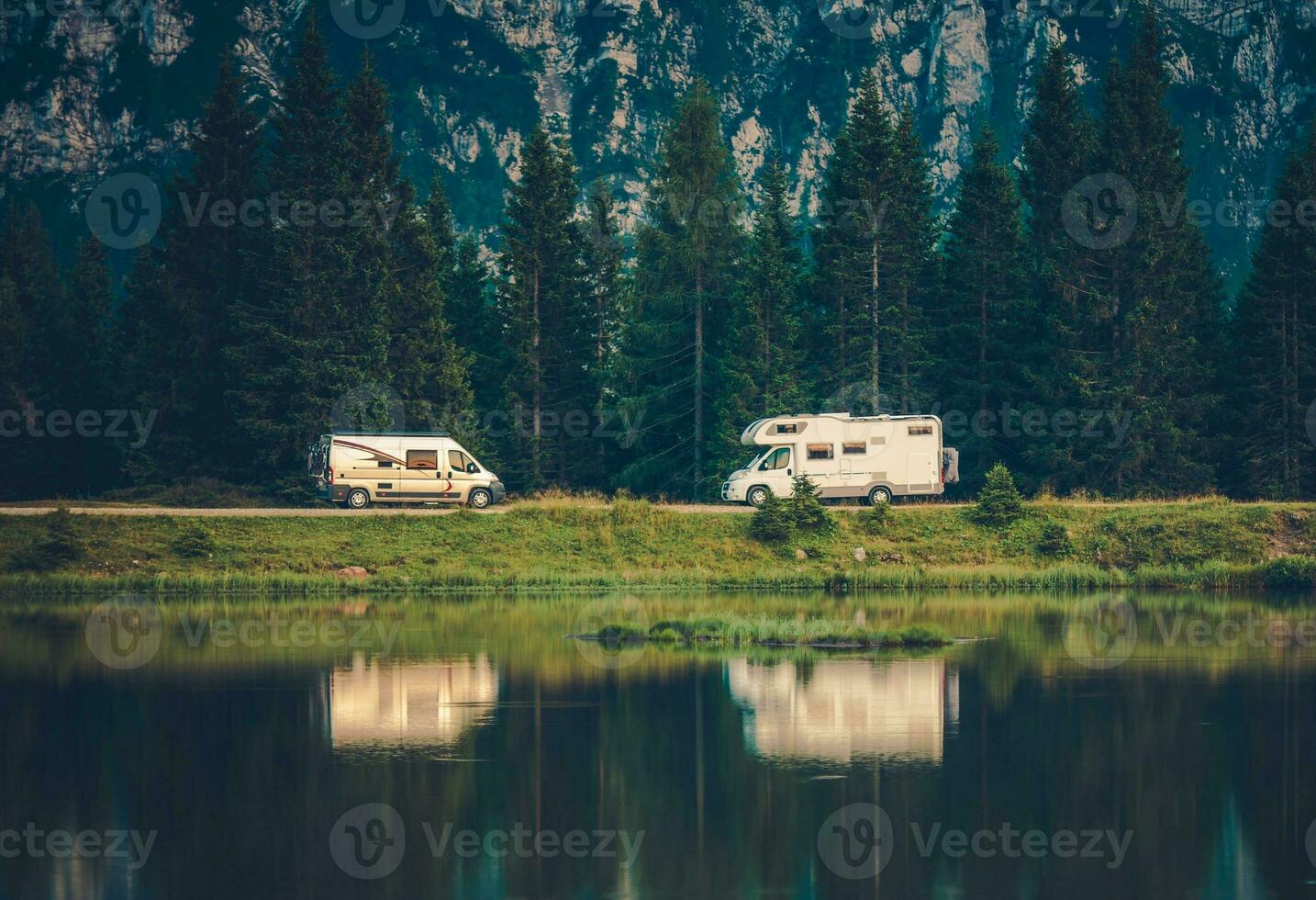 camper furgonetas y el lago foto