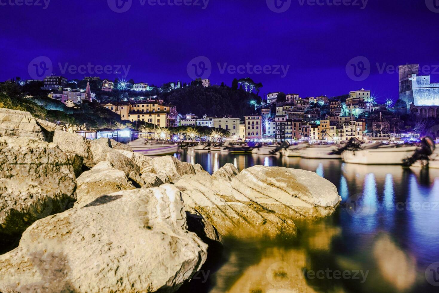 lerici centro de deportes acuáticos a noche foto