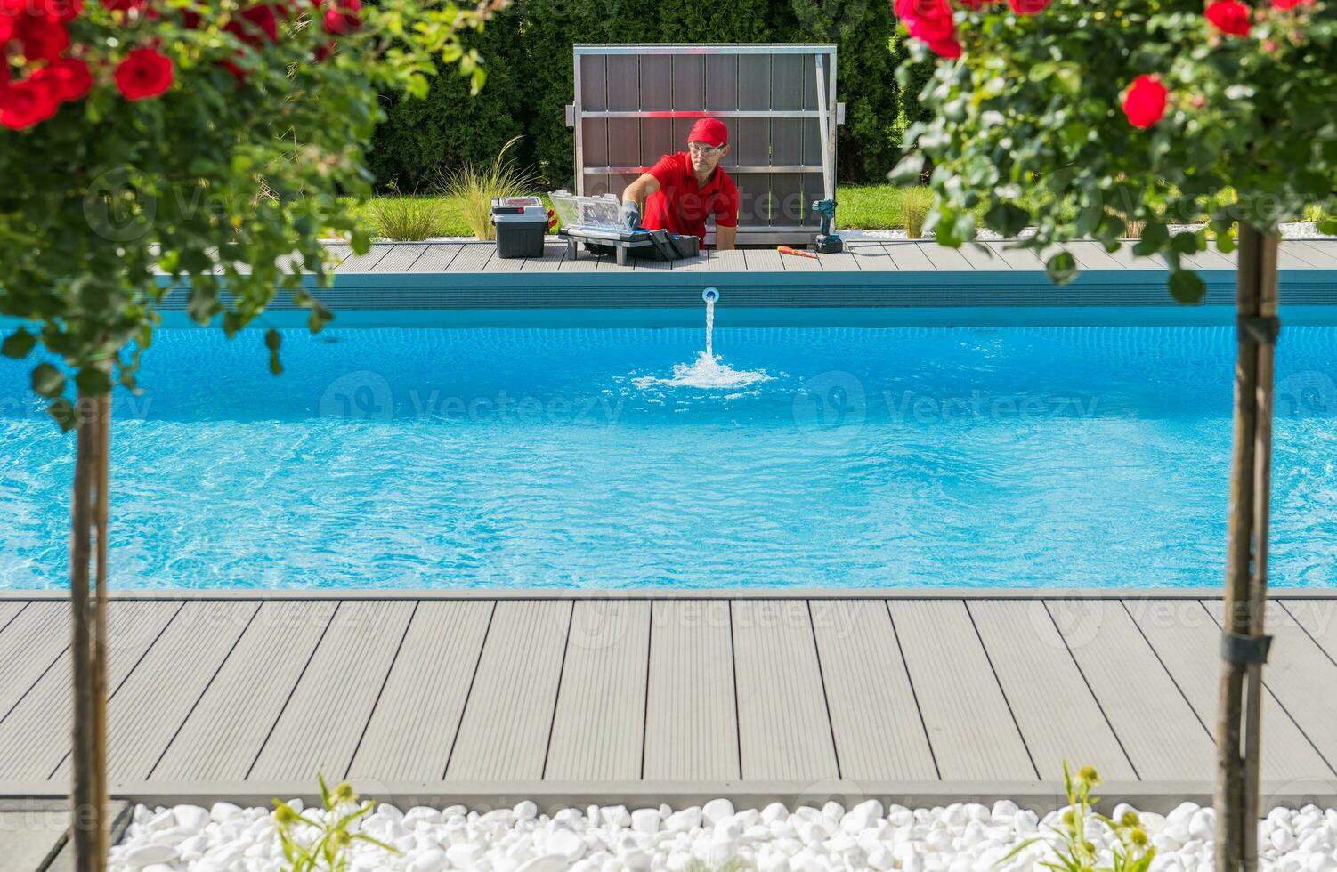 nadando piscina técnico durante trabajo foto