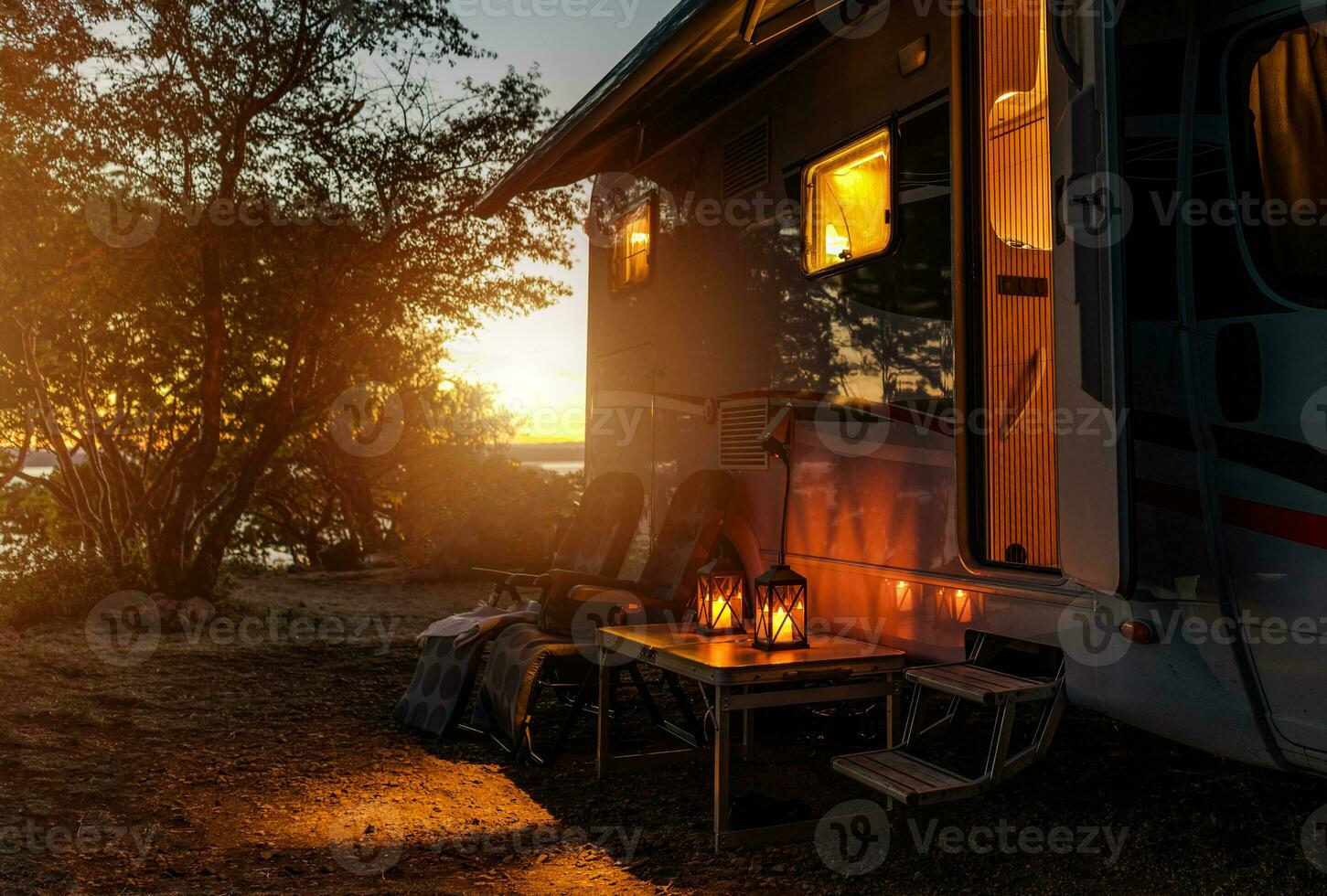 rv camper camioneta cámping calentar noche foto