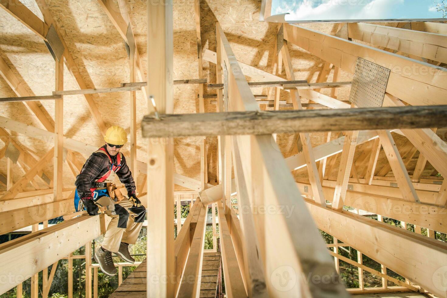 construcción trabajador sentado en un de madera techo haz foto