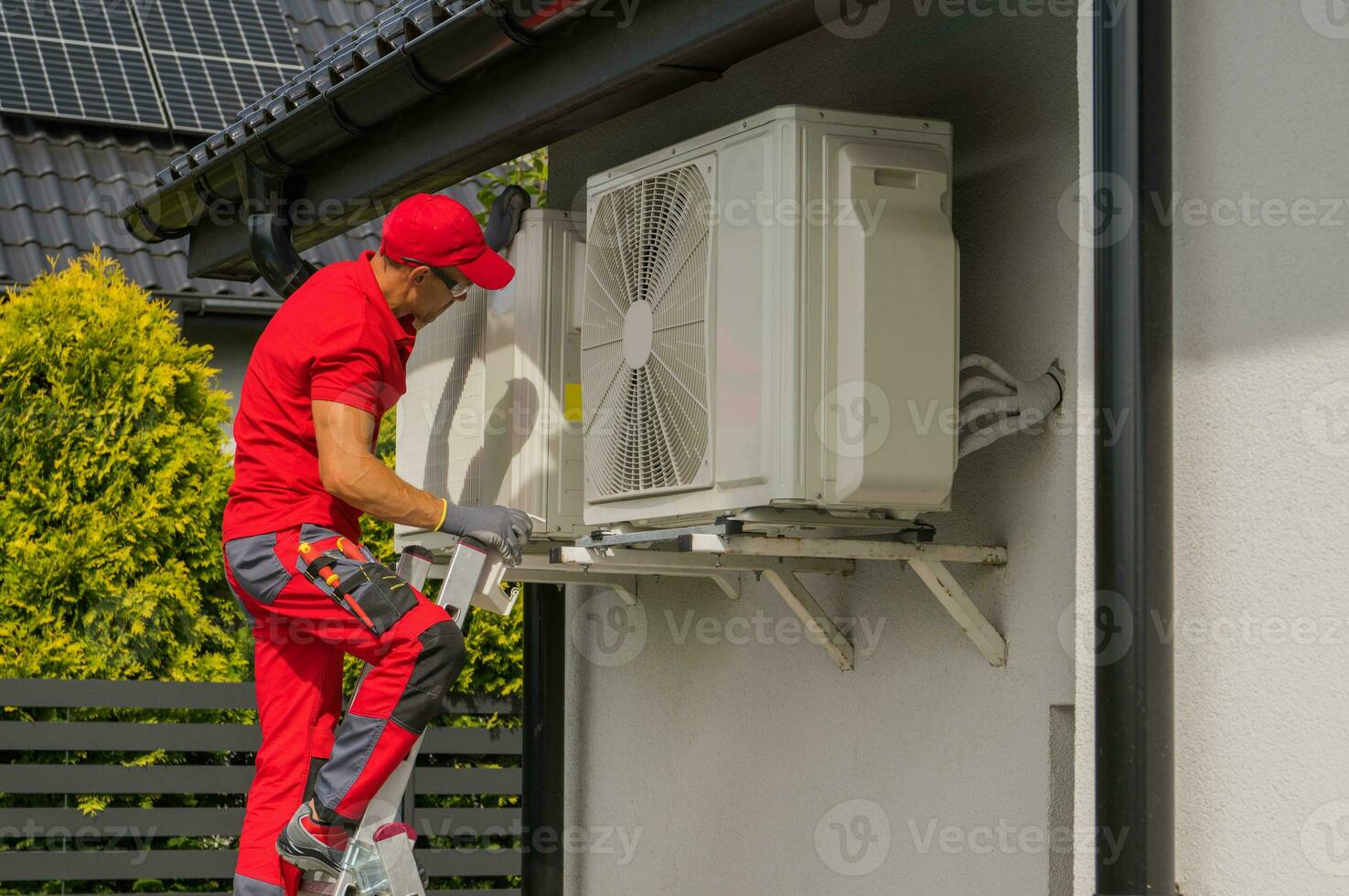 hvac trabajador ejecutando calor bomba y aire condición unidades estacional mantenimiento foto