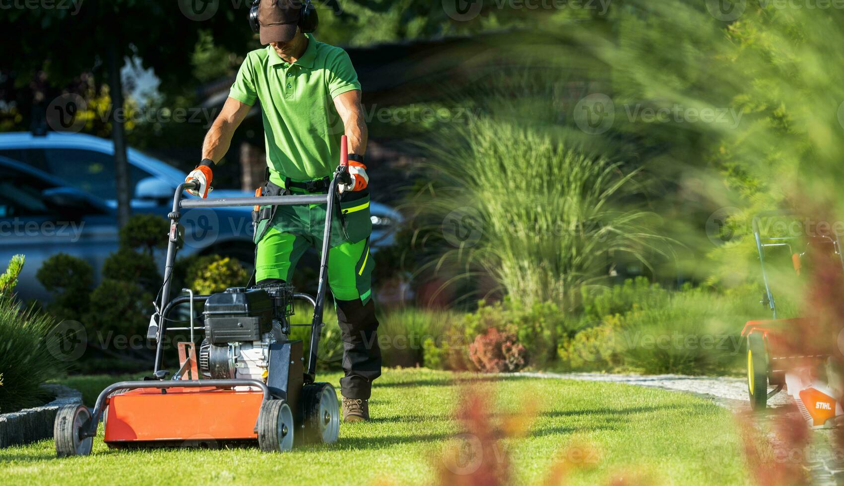 jardinero siega el césped en soleado día foto