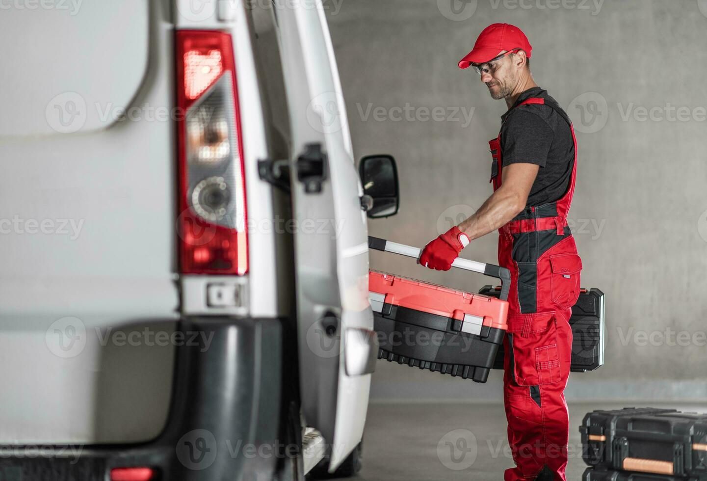 contratista trabajador cargando su herramienta cajas a su comercial camioneta foto