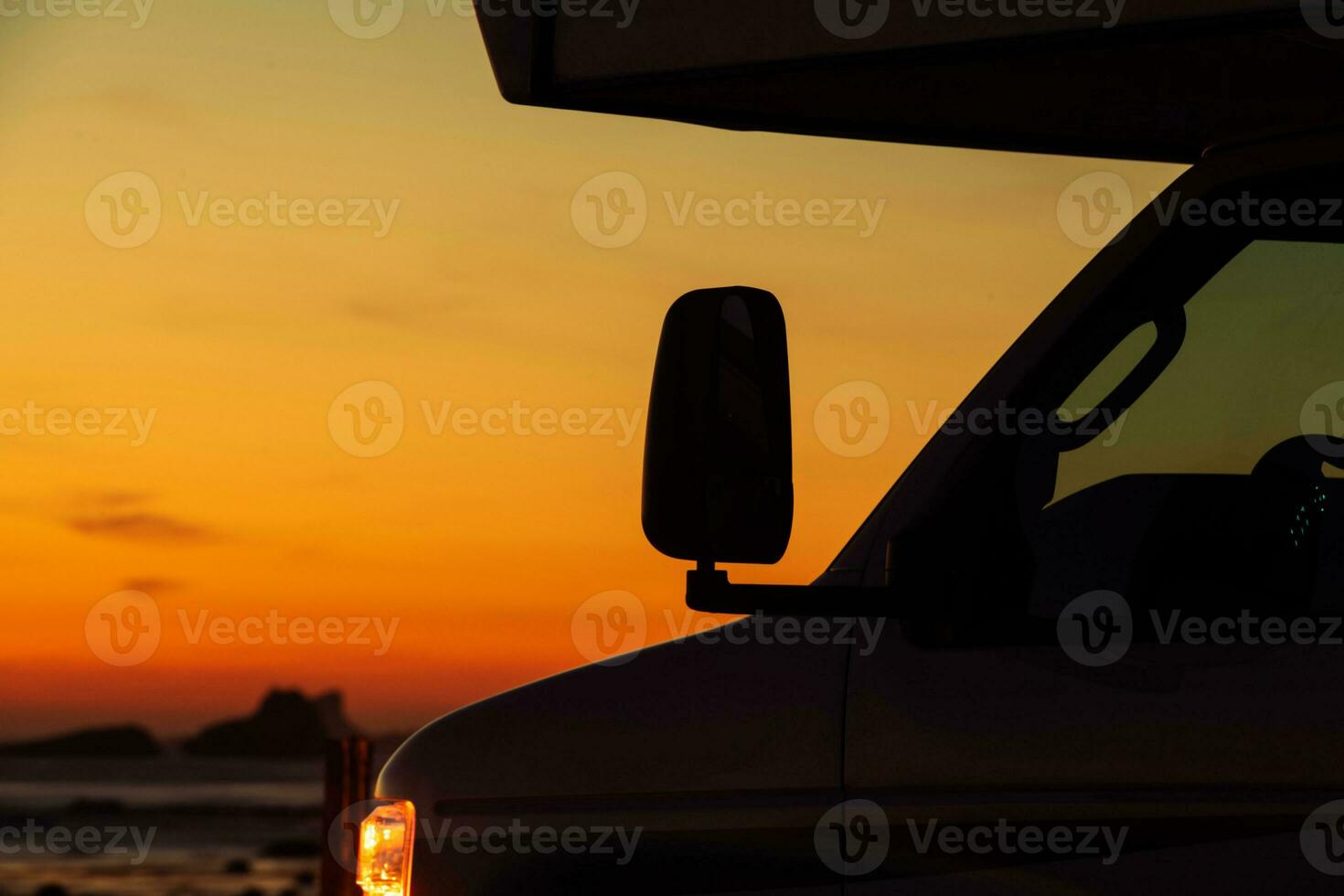 camper camioneta en puesta de sol ligero foto