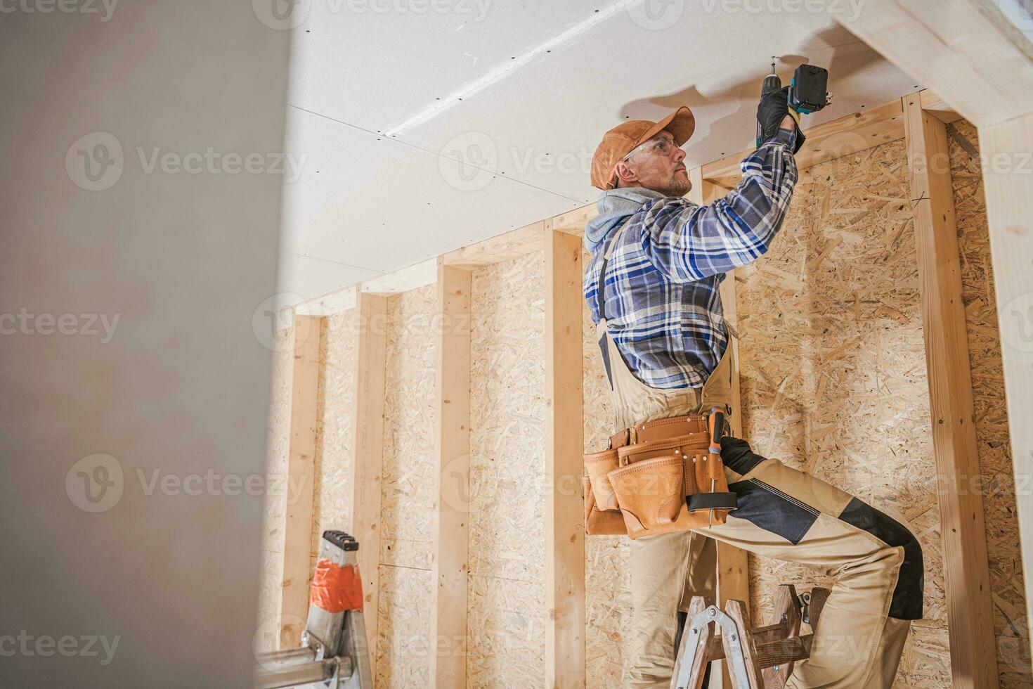 trabajador adjuntando paneles de yeso foto