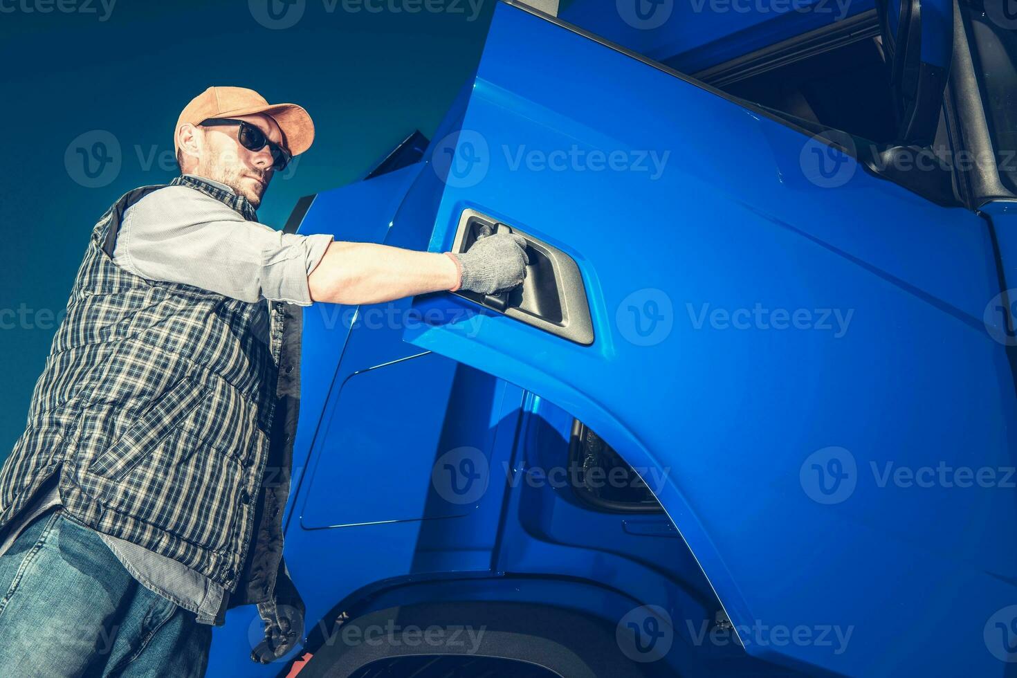 camión conductor golpear el la carretera foto