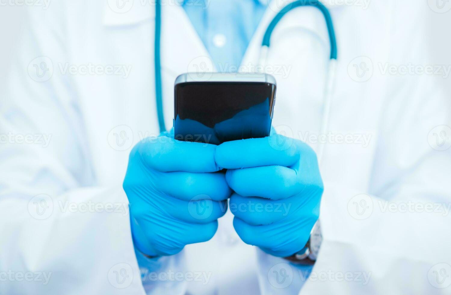 médico jugando teléfono inteligente foto